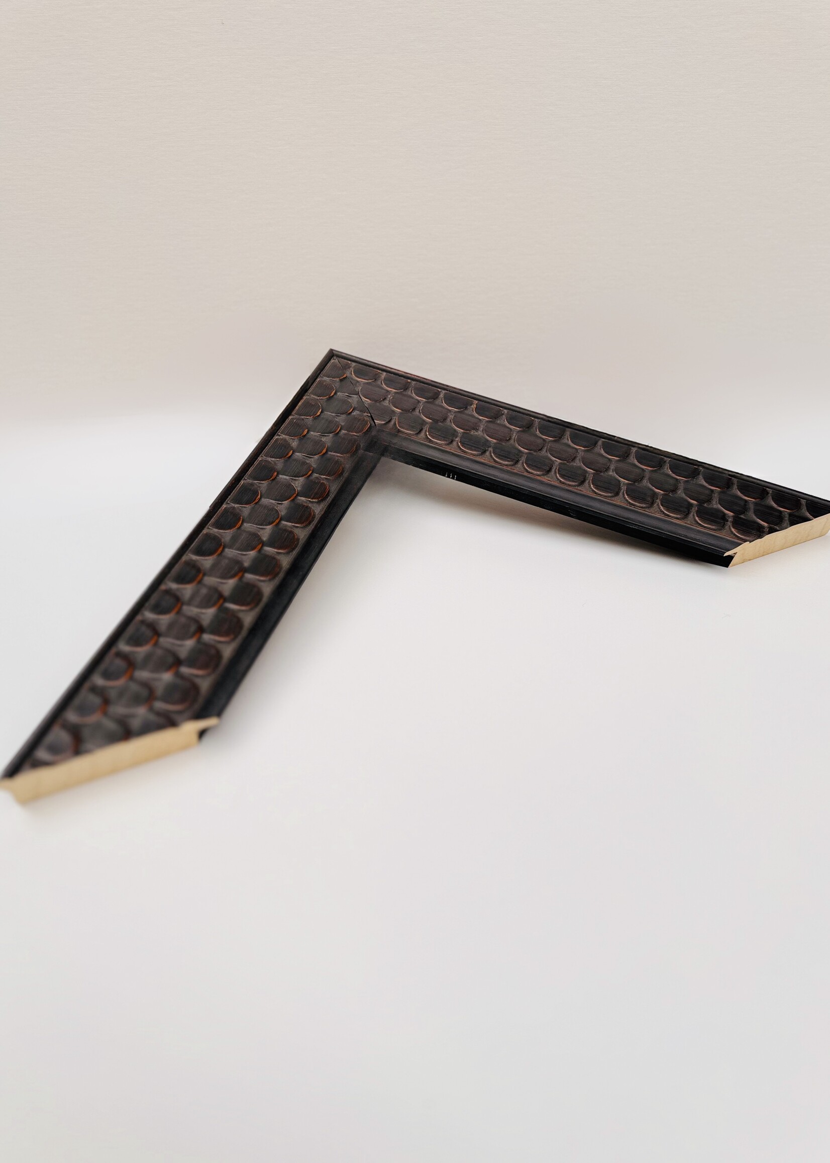 Toscaans geschubd op zwart - Toscaans geschubd op zwart - F024